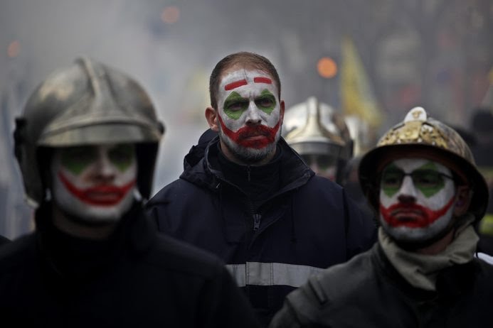Parigi, vigili del fuoco si travestono da Joker e scendono in piazza contro il governo