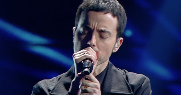 Diodato canta in sala stampa al Festival di Sanremo distribuendo 140 tamburi
