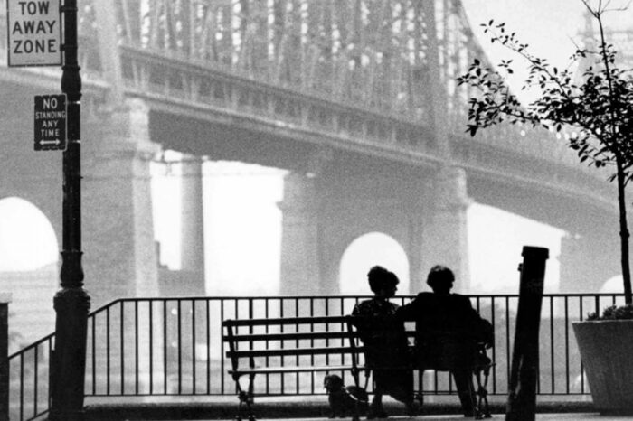Manhattan, nevrosi e amori di Woody Allen sullo sfondo di una New York onirica