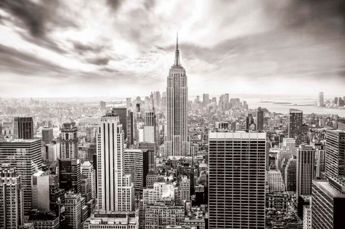 New York in bianco e nero, tra pandemia e fascino decadente, raccontata nelle poesie di Fabio Strinati