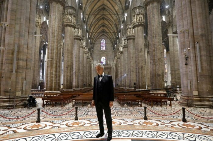 La voce di Bocelli risuona nel silenzio assordante del Duomo di Milano: commozione per il concerto del tenore italiano