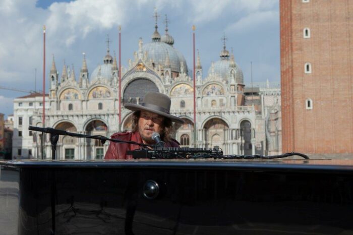 Emozioni e brividi per l'esibizione di Zucchero nel silenzio di piazza San Marco a Venezia