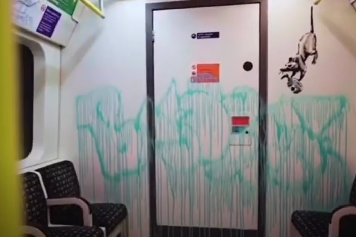 Banksy, la metro di Londra e quei topolini dispettosi: la nuova opera dell'artista (video)