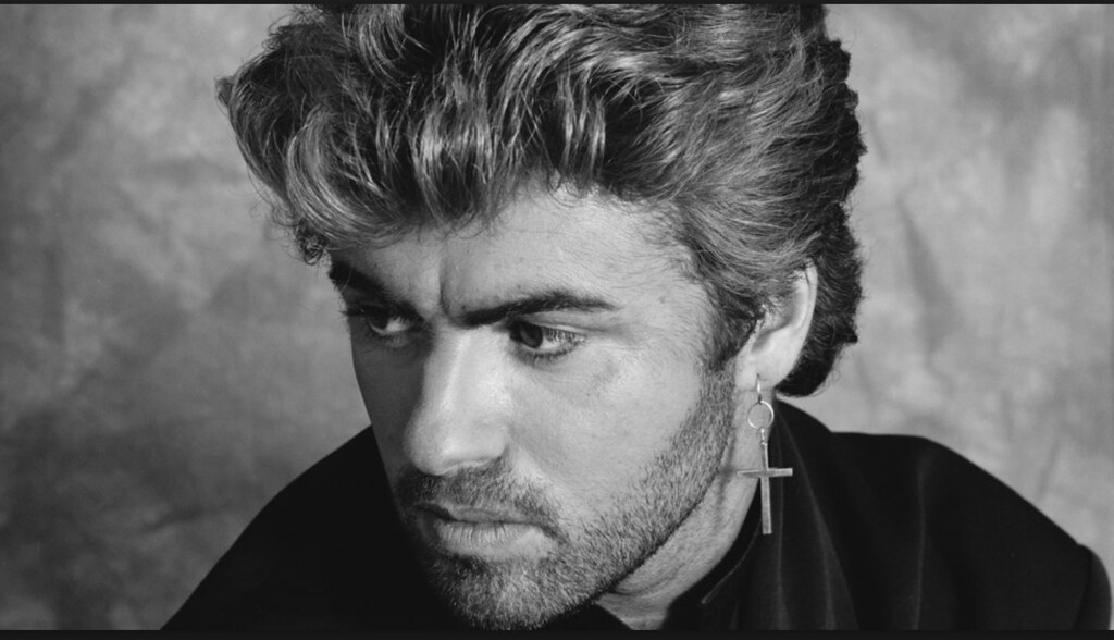 George Michael: talento, eccessi e stravaganza dell'icona pop britannica