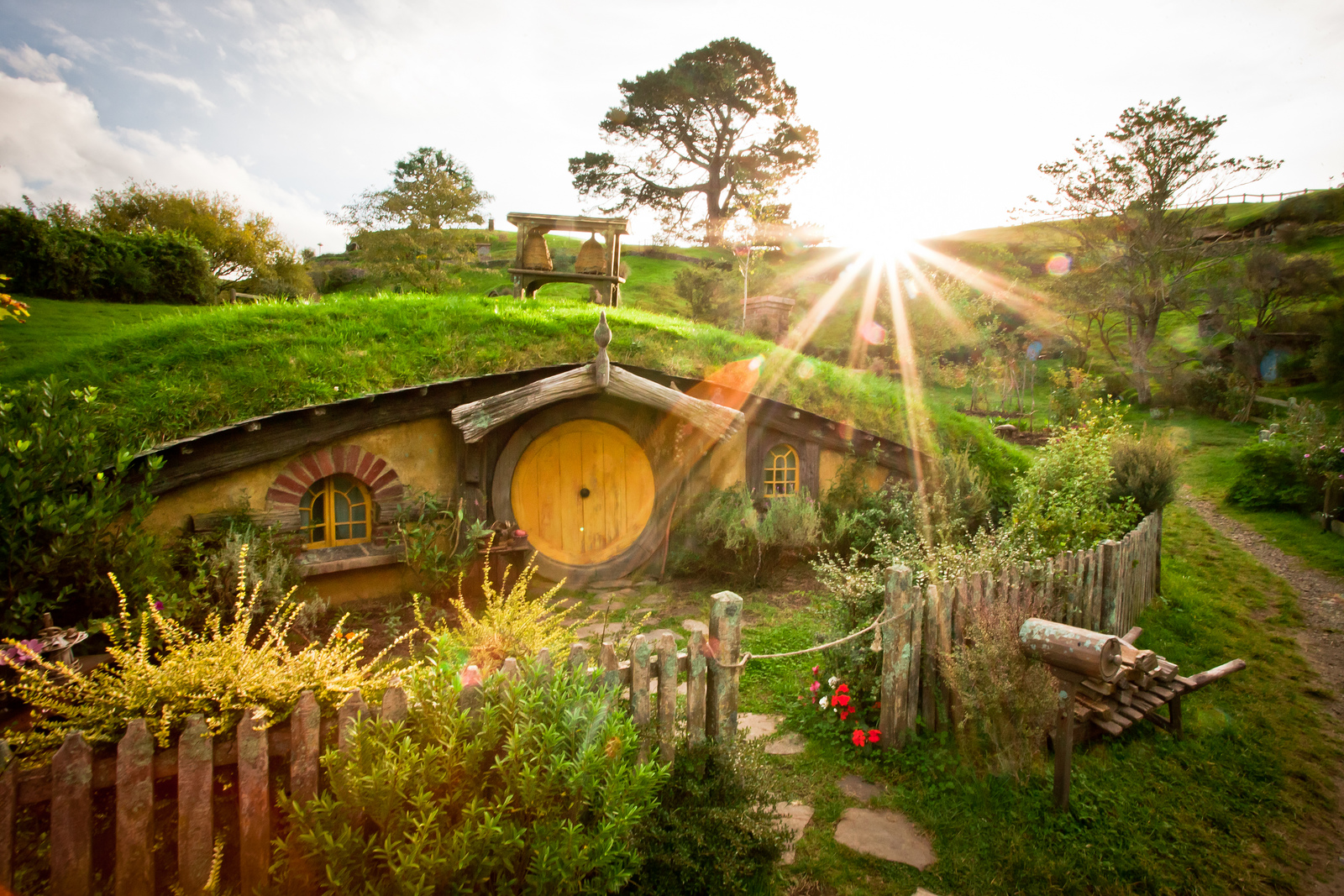 Trasforma l'appartamento in una casa Hobbit, il video fa il giro del web