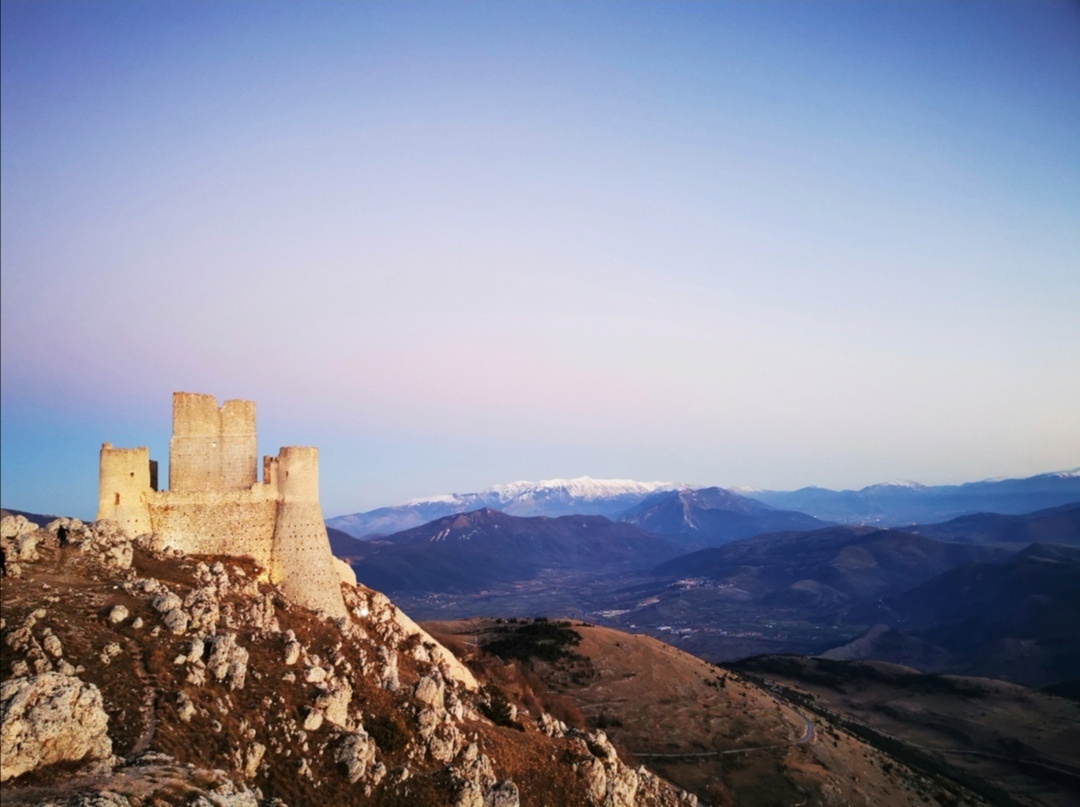 Il castello di Rocca Calascio, bellezza d'Abruzzo tra sogno e realtà