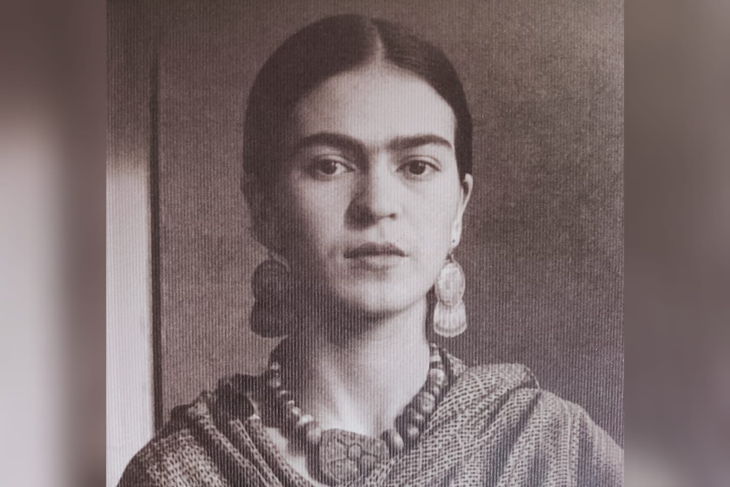 Sguardo intimo su Frida Kahlo: al Pan di Napoli la mostra sull'artista messicana