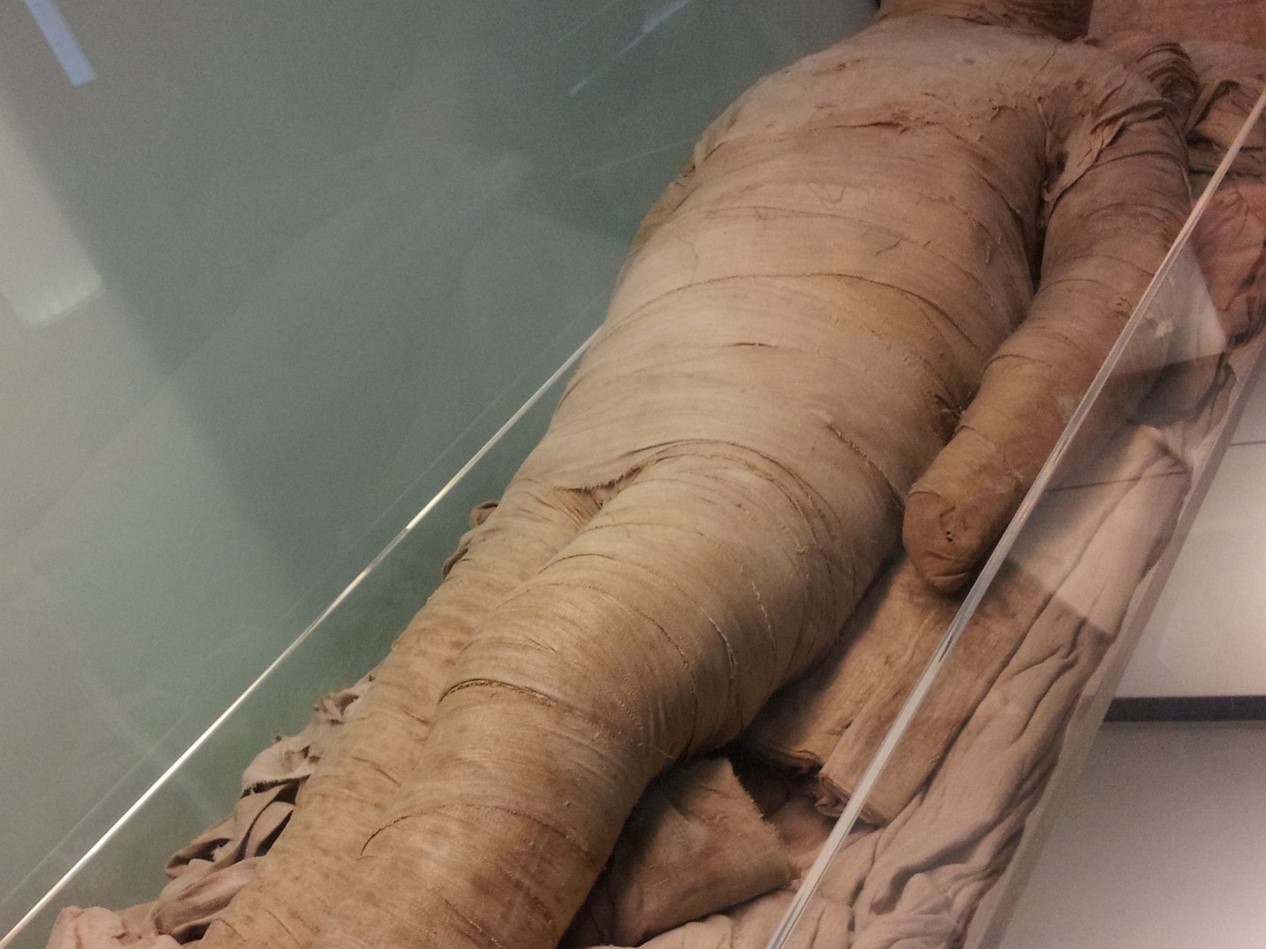 Sensazionale scoperta in Polonia: trovata per la prima volta la mummia di una donna incinta