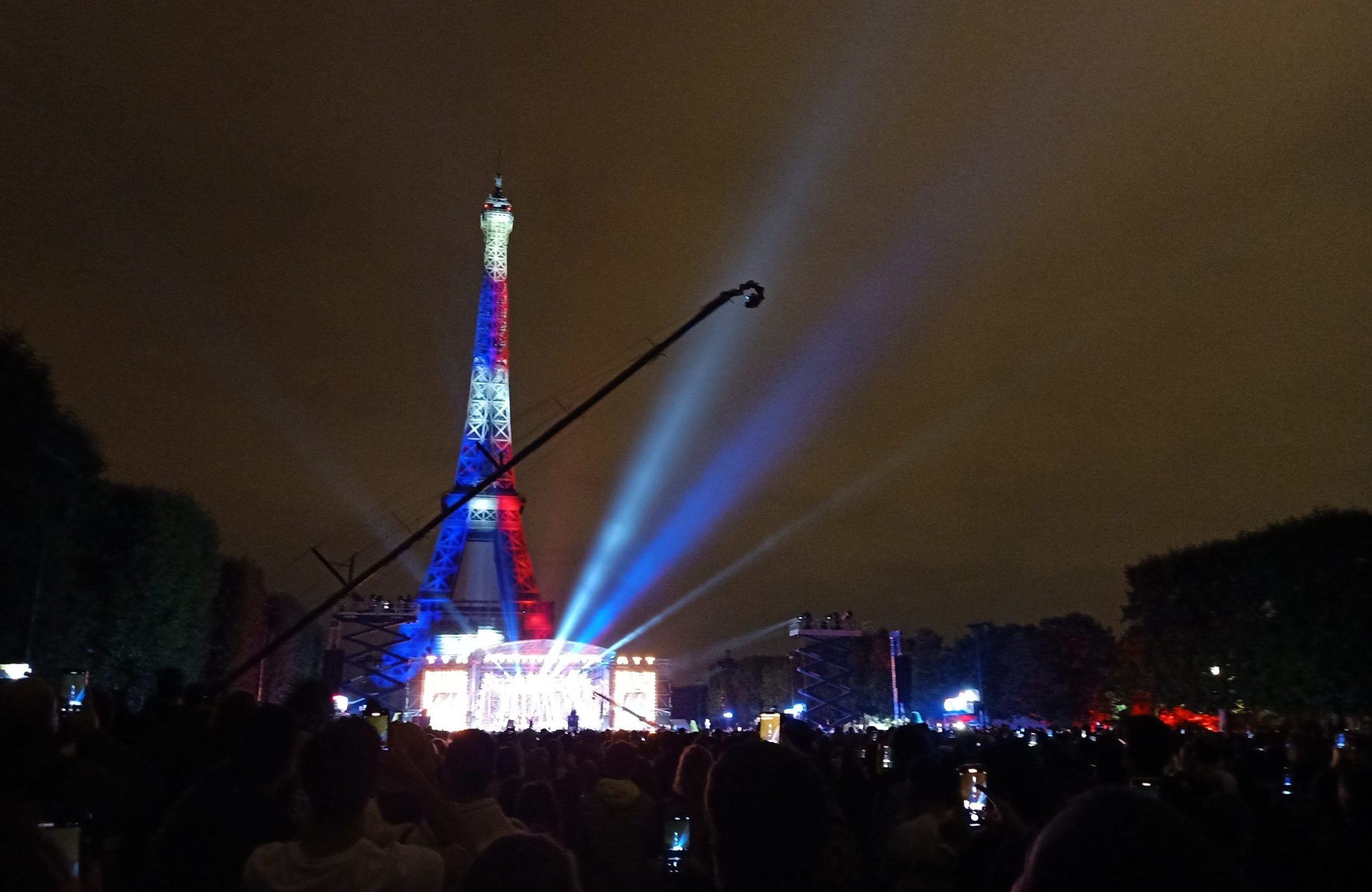 Green Pass, reazioni contrastanti in una Parigi che ritrova i grandi eventi