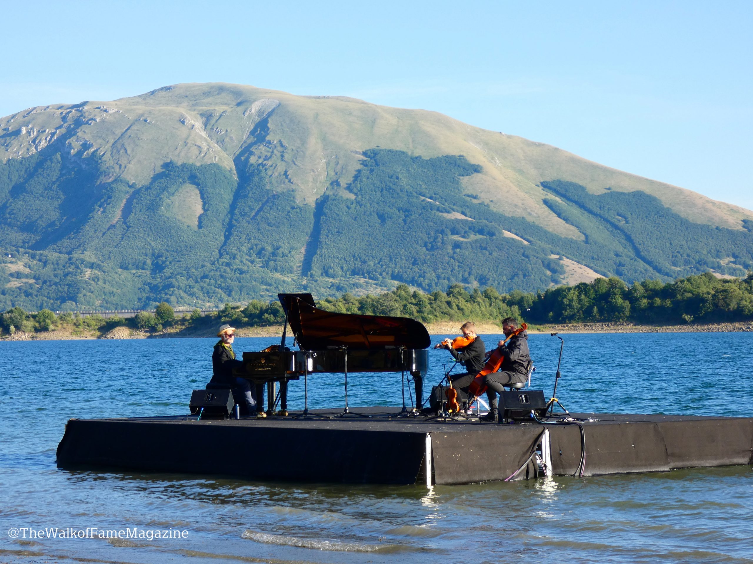 La magia di Einaudi incanta l'Abruzzo: il concerto sul lago di Campotosto passerà alla storia