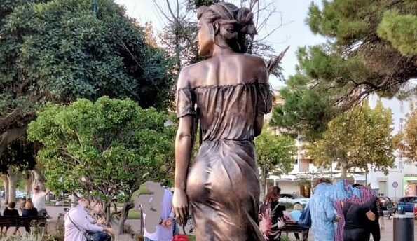 Statua della "Spigolatrice di Sapri" tacciata di sessismo