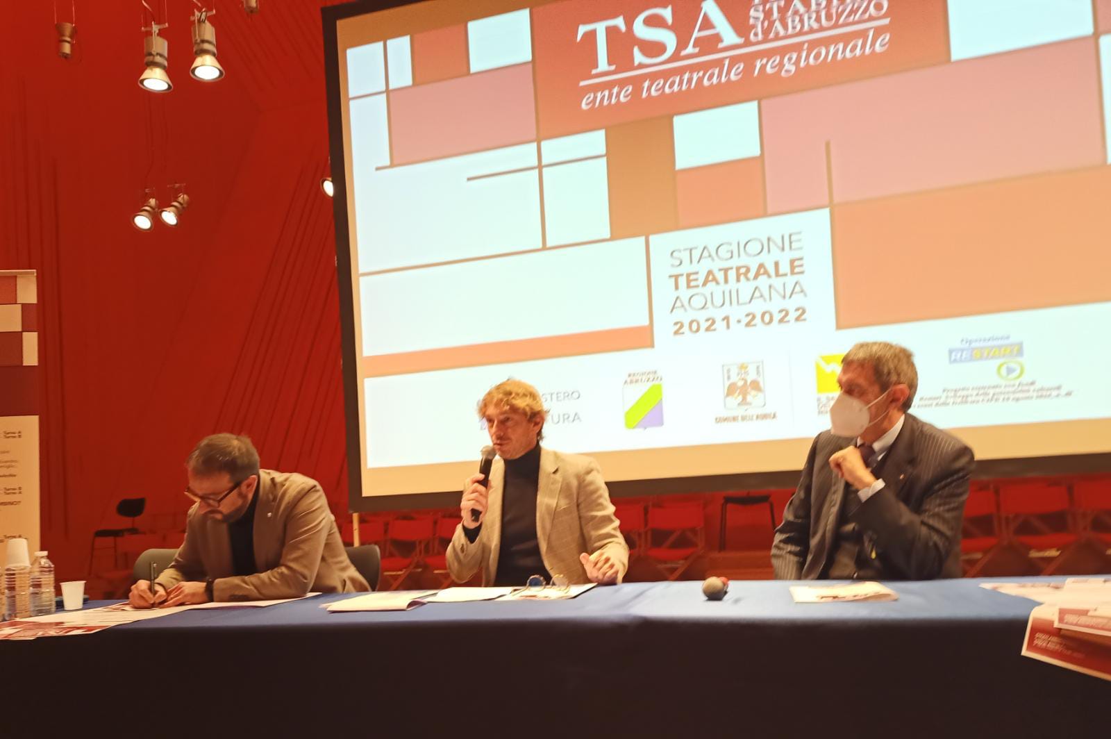Pasotti presenta all'Aquila la nuova stagione del Tsa: "La gente ha  voglia di teatro"