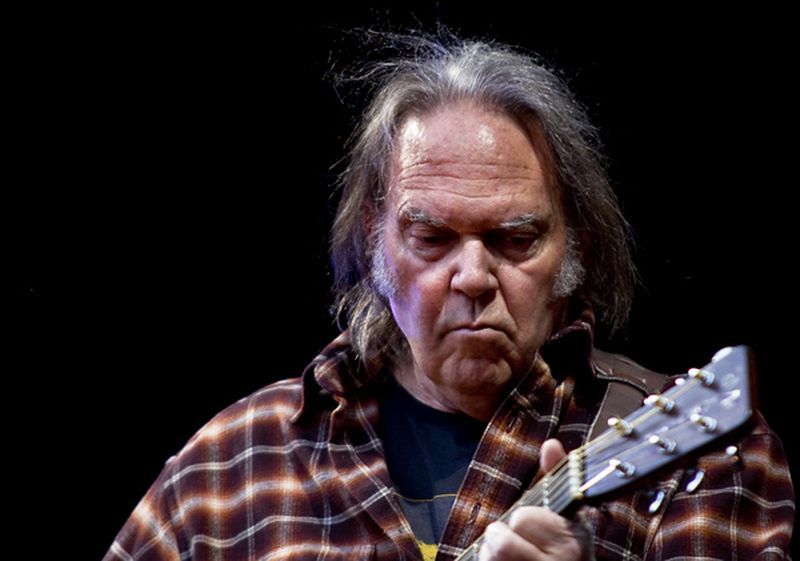 Polemiche su contenuti no vax: Neil Young  pronto a rinunciare a Spotify