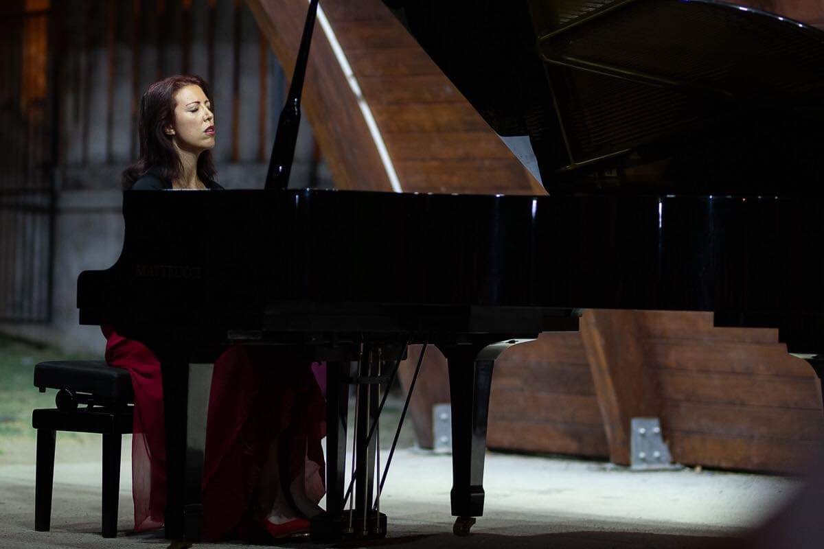 Greta Cipriani porta il suo pianoforte in concerto all'Aquila