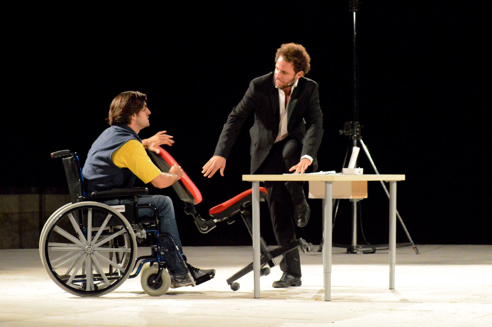 Teatro OFF, cambio di programma e in scena c'è "La rivoluzione delle sedie"
