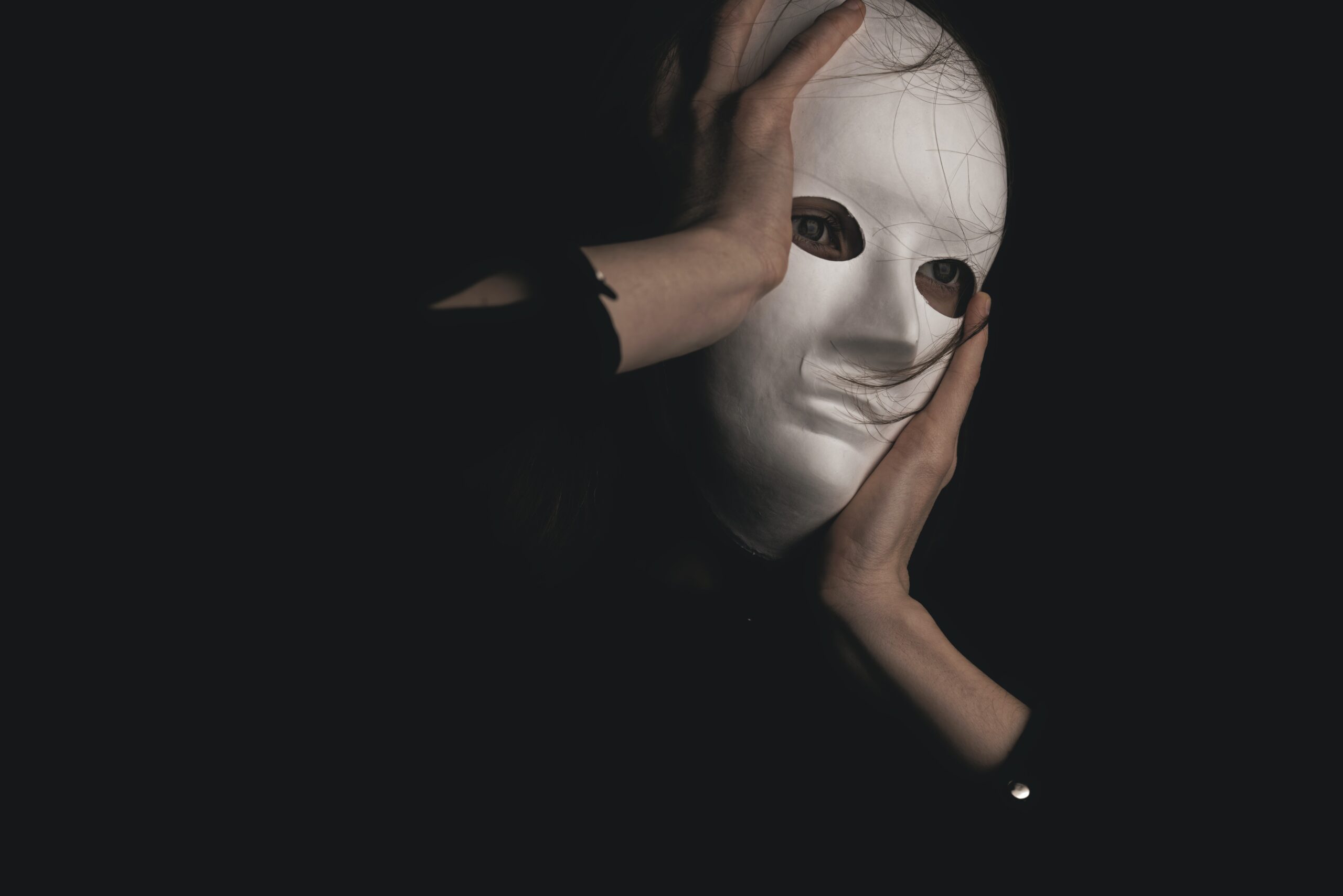 Teatri e cinema: le mascherine restano, lo stigma pure