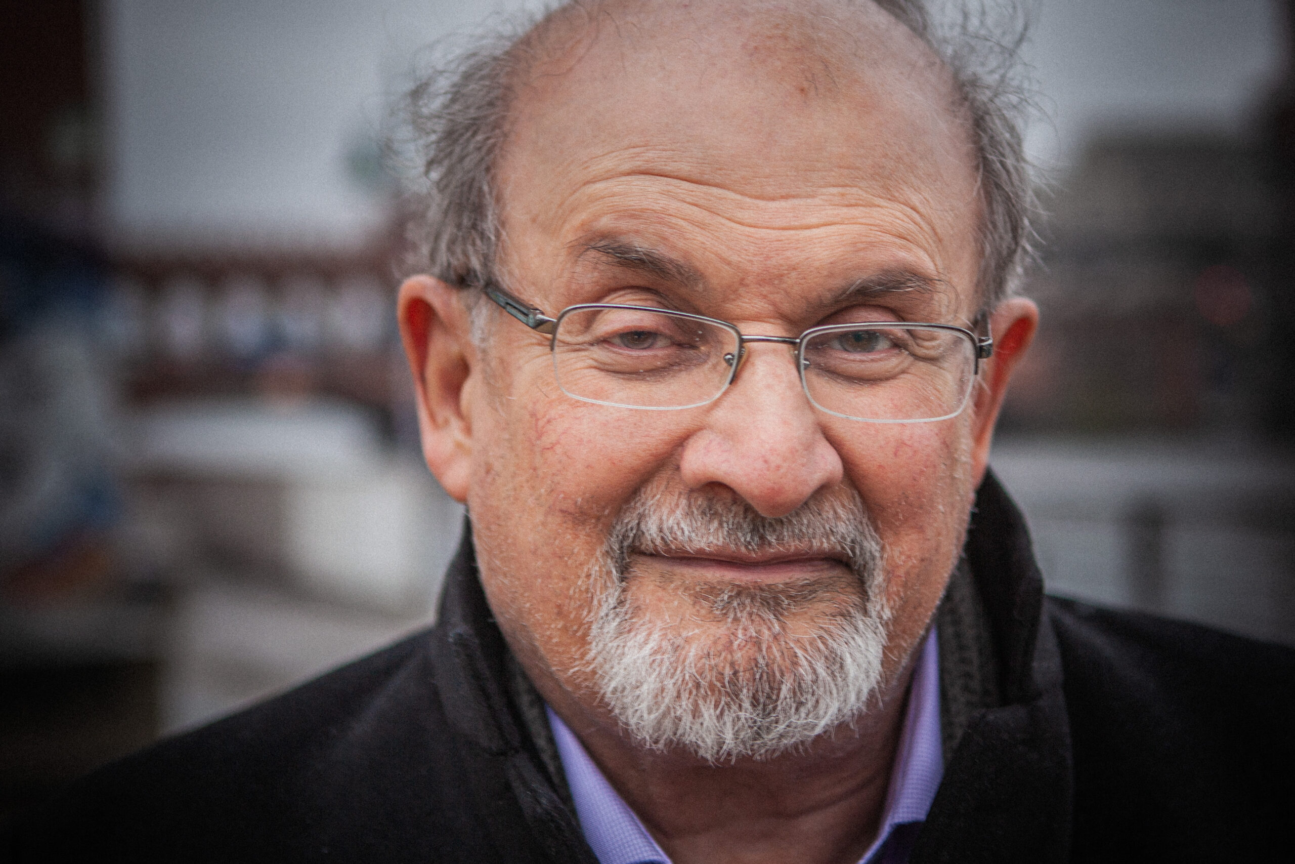 Salman Rushdie, lo scrittore sotto scorta aggredito su un palco a New York (video)